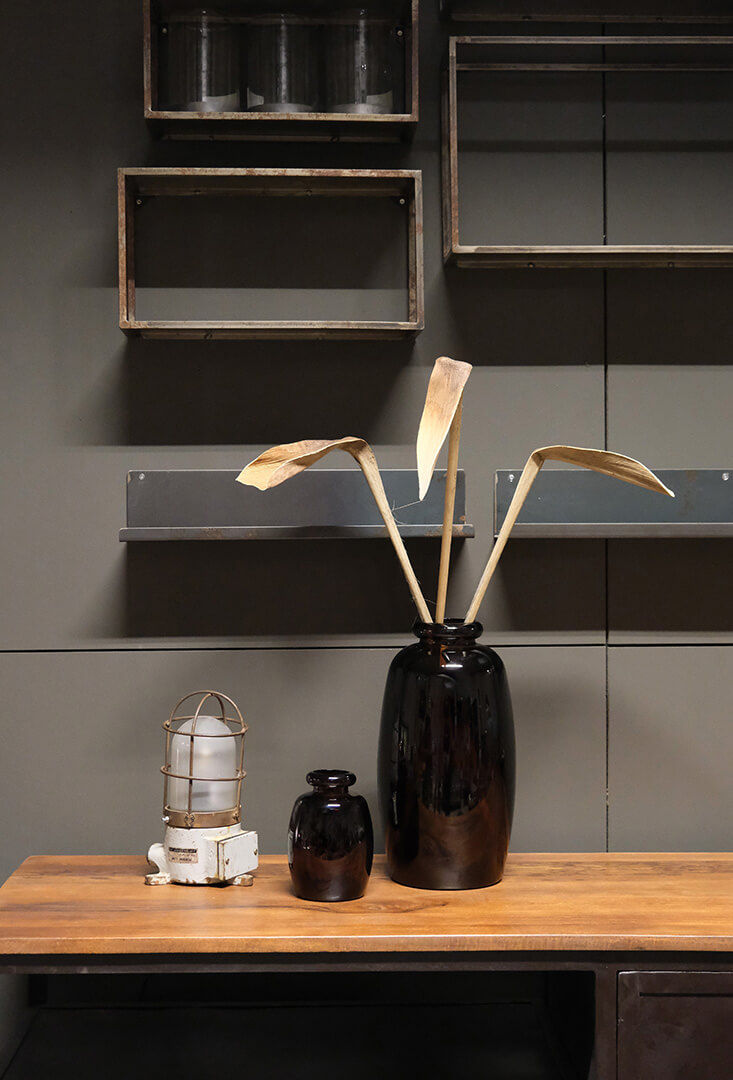 Trademark Living Gorm jernhylde i enkelt design - S