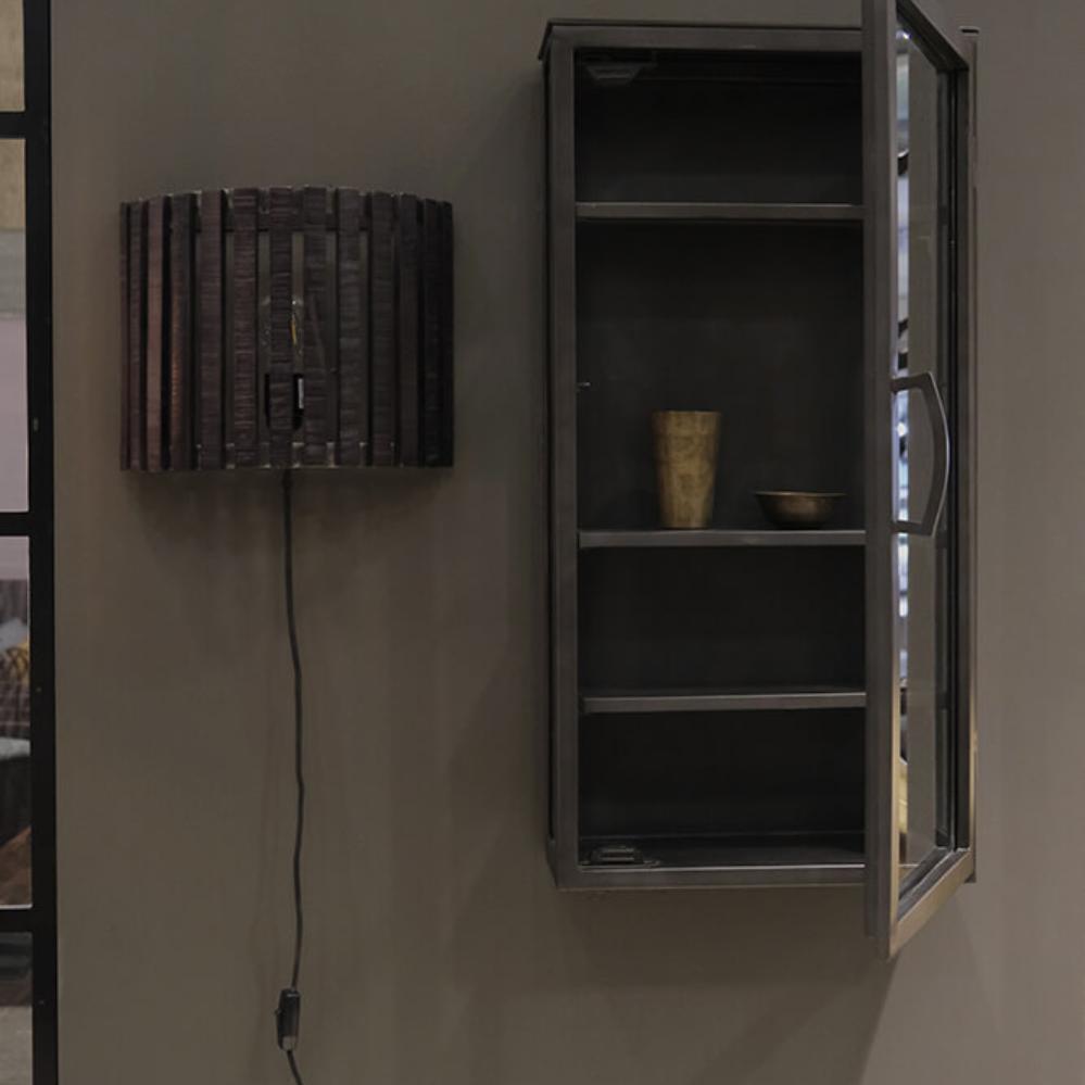 Vægskab i jern og glas