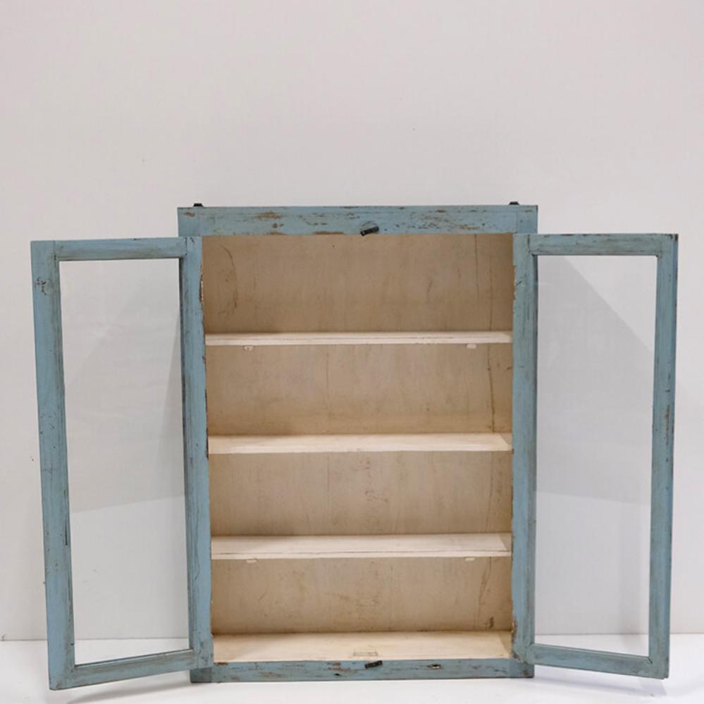 Vægvitrine med to låger - træ.