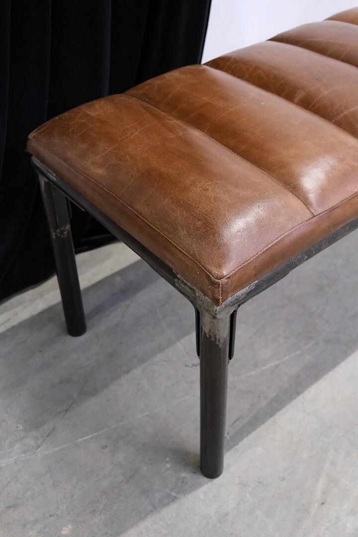 Bænk i jern og læder.