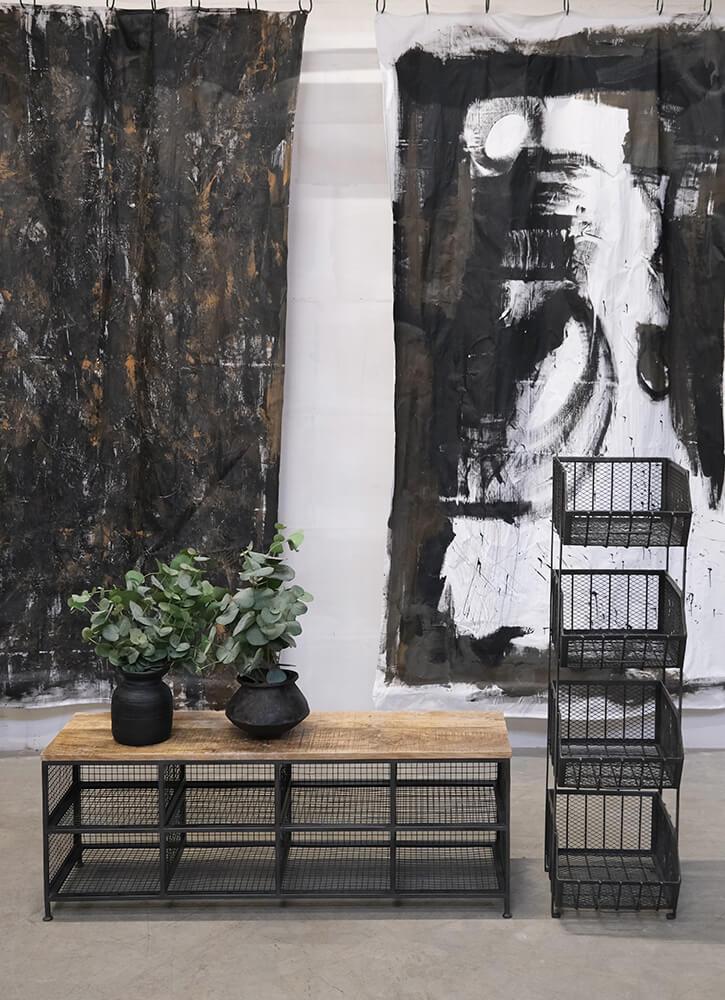 Bænk som skoreol - jern/træ.