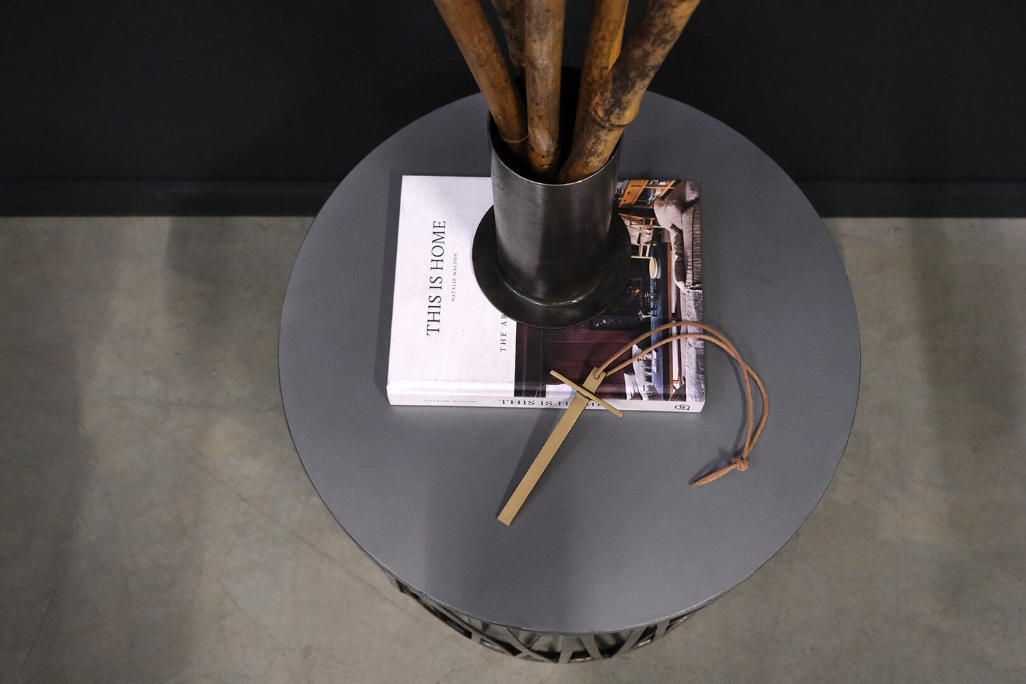 Trademark Living Kors med lædersnor - antikmessing