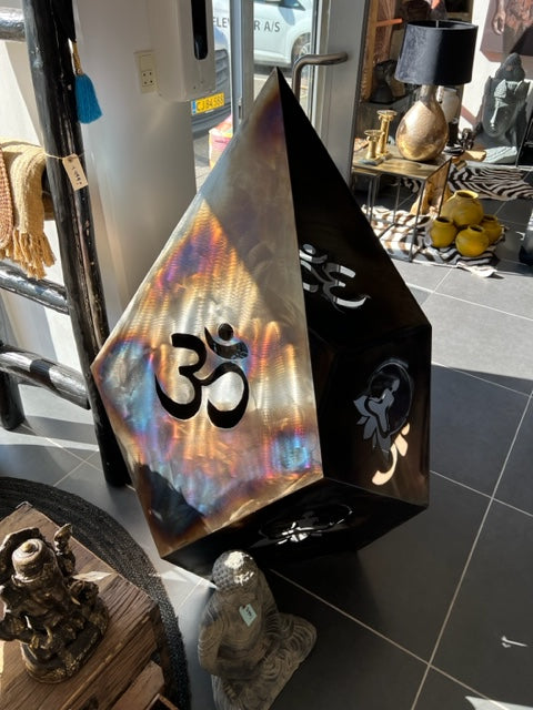 STOR JERNPEJS m. BUDDHA SYMBOLER