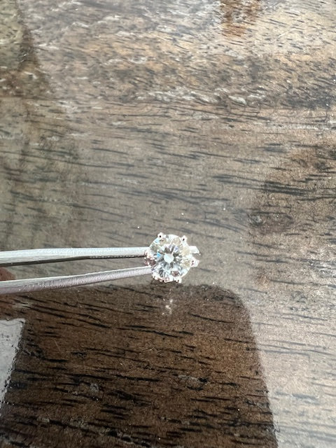 SØLVØRESTIKKER BELAGT MED PLATIN 2 x 0,50 CT MOISSANITE