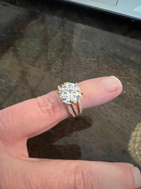 5.00 ct LABGROWN MOISSANITE. 18 kt GULD BELAGT SØLVRING.