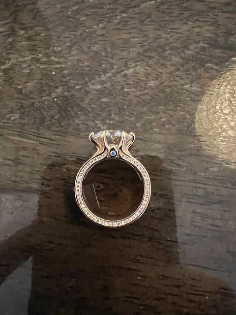 5.00 ct LABGROWN MOISSANITE. 18 kt GULD BELAGT SØLVRING.