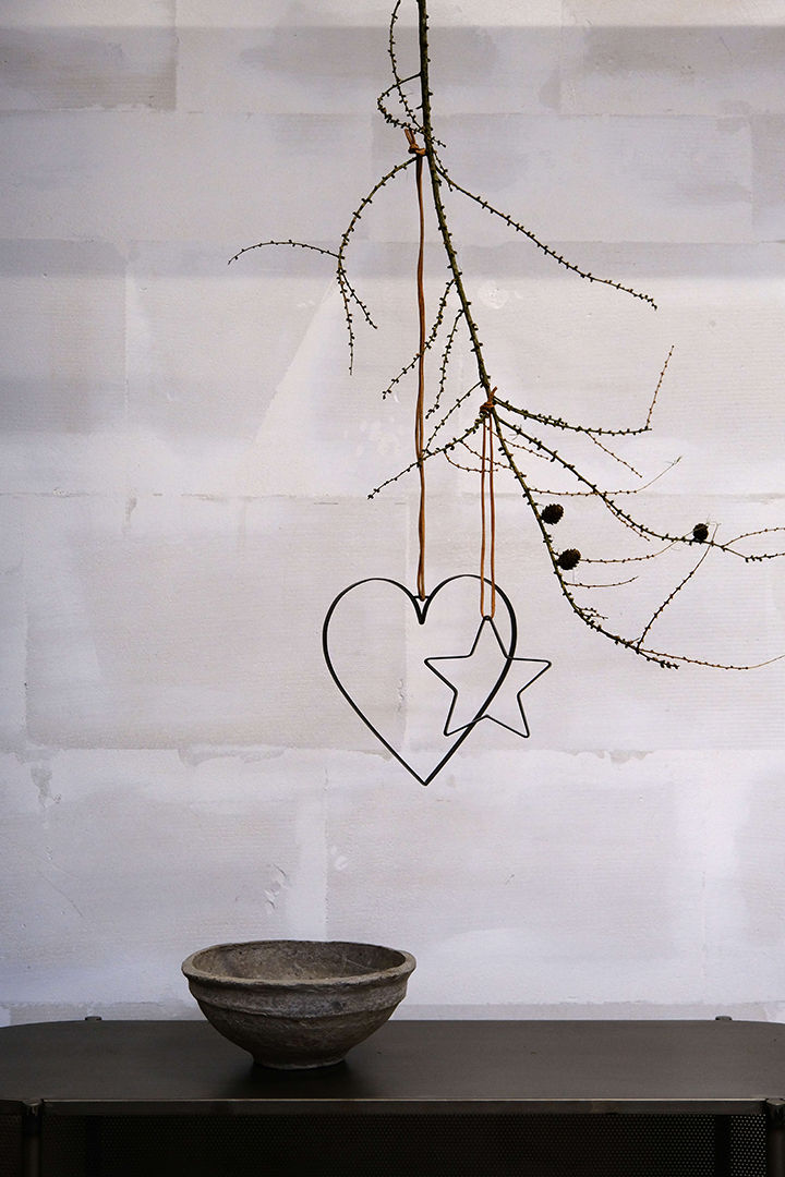 Trademark Living Hjerte med læderstrop - M