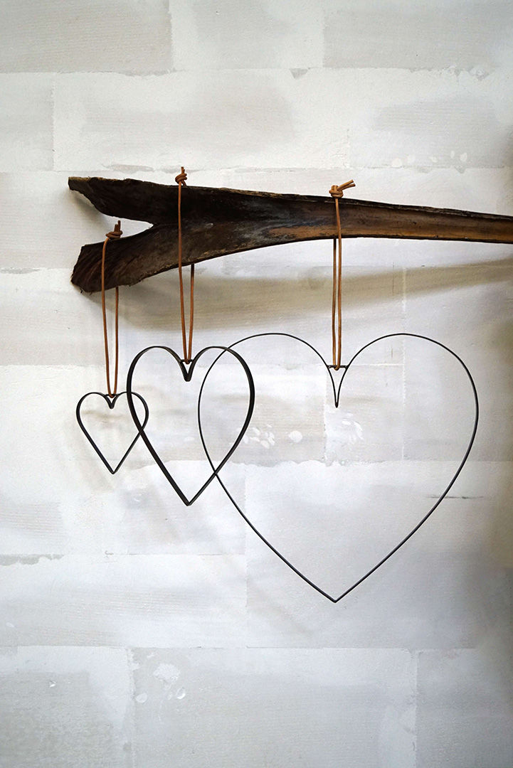 Trademark Living Hjerte med læderstrop - L