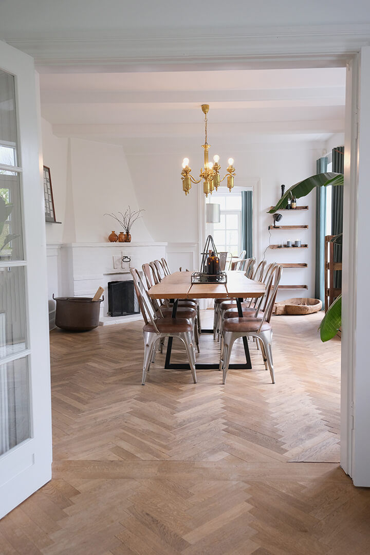 Trademark Living Living polstret spisebordsstol med høj ryg - shiny med læder