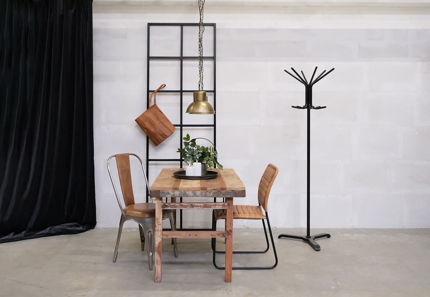 Trademark Living Living polstret spisebordsstol med høj ryg - shiny med læder