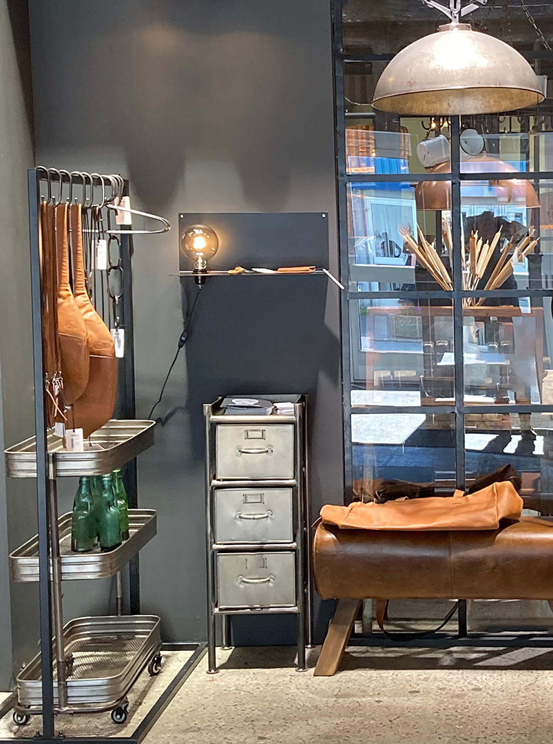 Trademark Living Vega rullebord - jern med klar lak