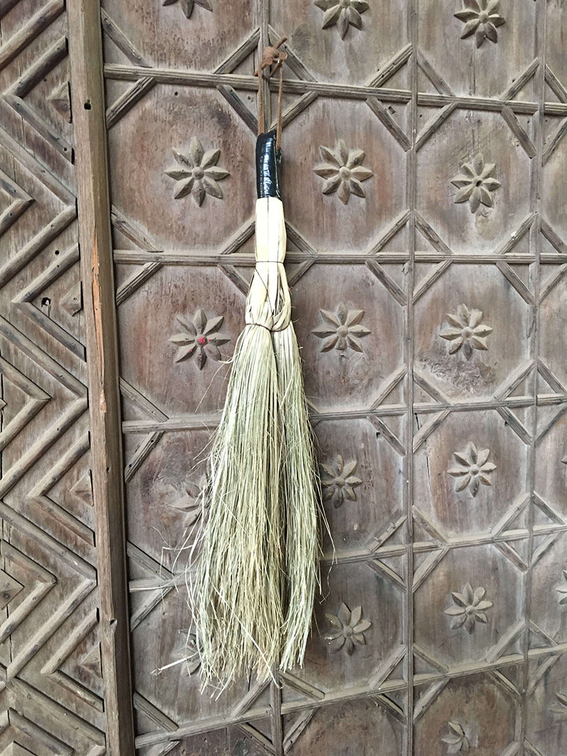 Trademark Living Kost af bast med læderstrop