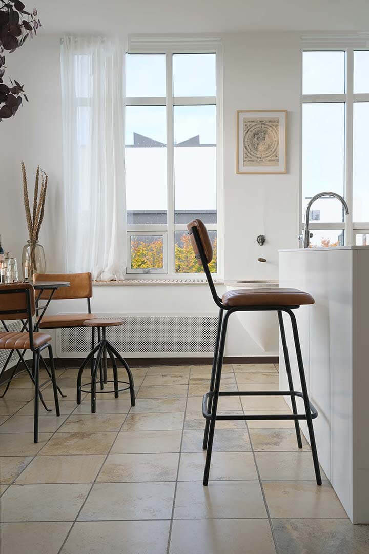 Trademark Living Diner barstol med quiltet læder - brun/sort