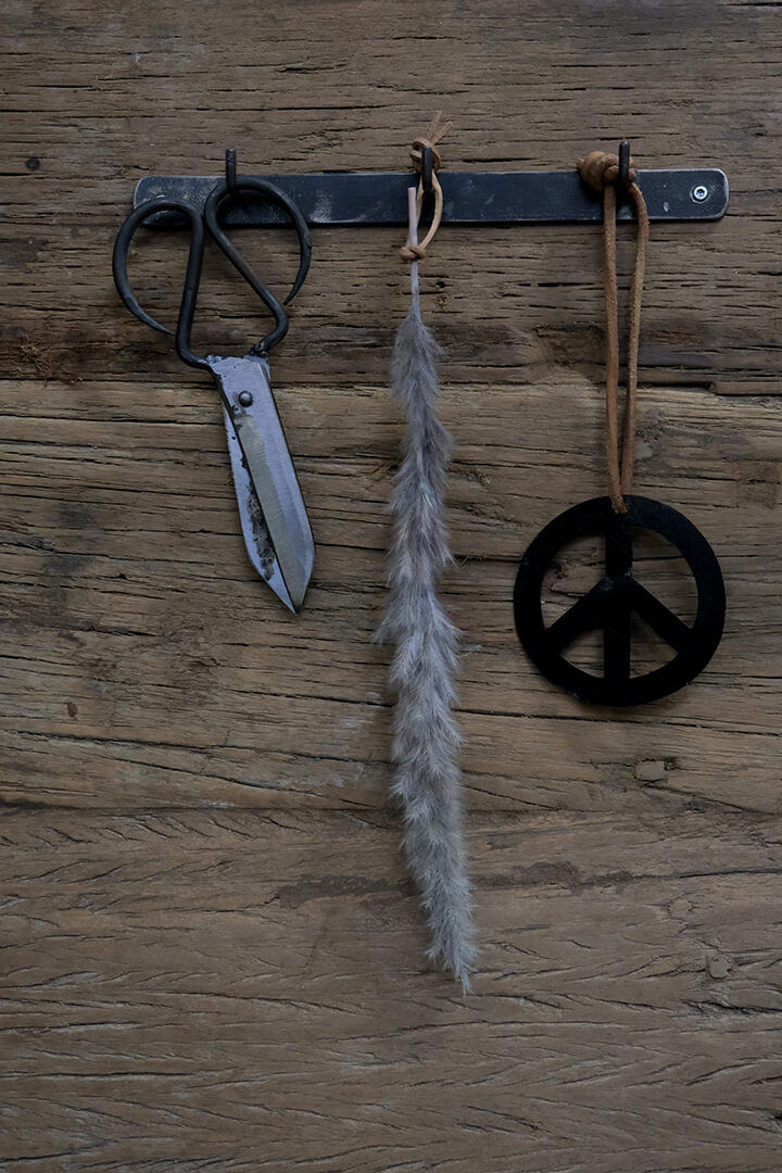 Trademark Living Peace tegn i lædersnor - S