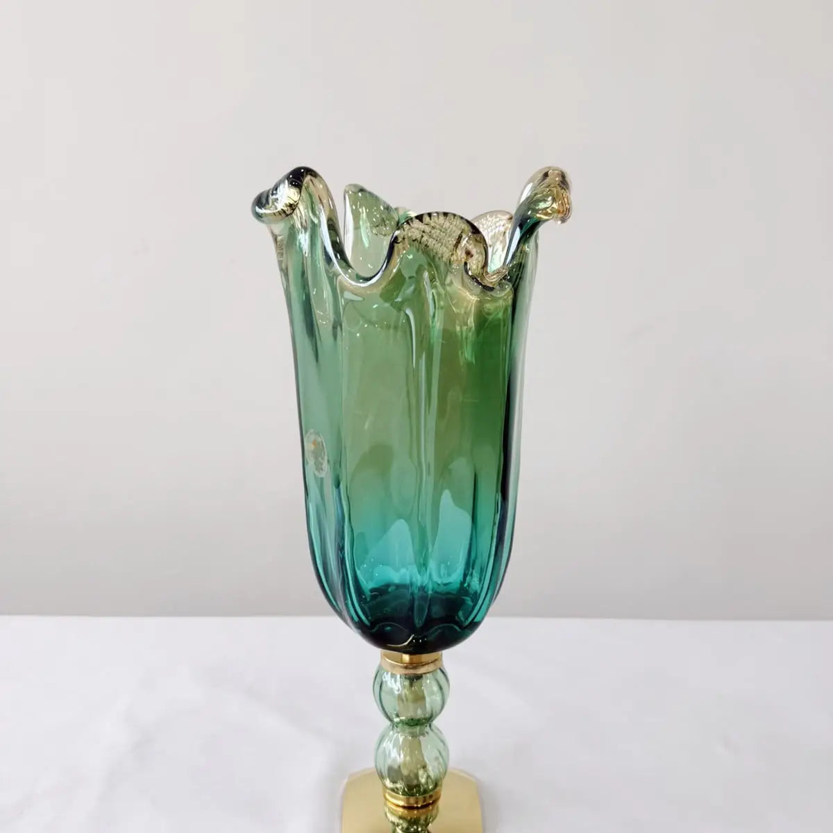 Vaso Venezia, medium, i grøn glasmasse med guldbund - H 37 cm