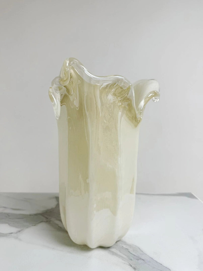 Vaso Tulipano, elfenbenfarvet vase i Murano-glas - H 31 cm.