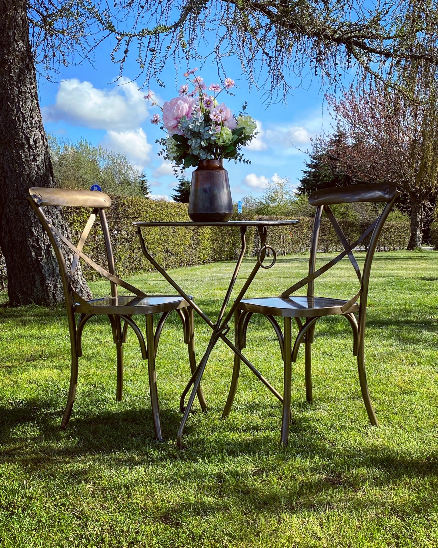 FLOT CAFÉSTOL I GYLDEN FARVE MED PATINA