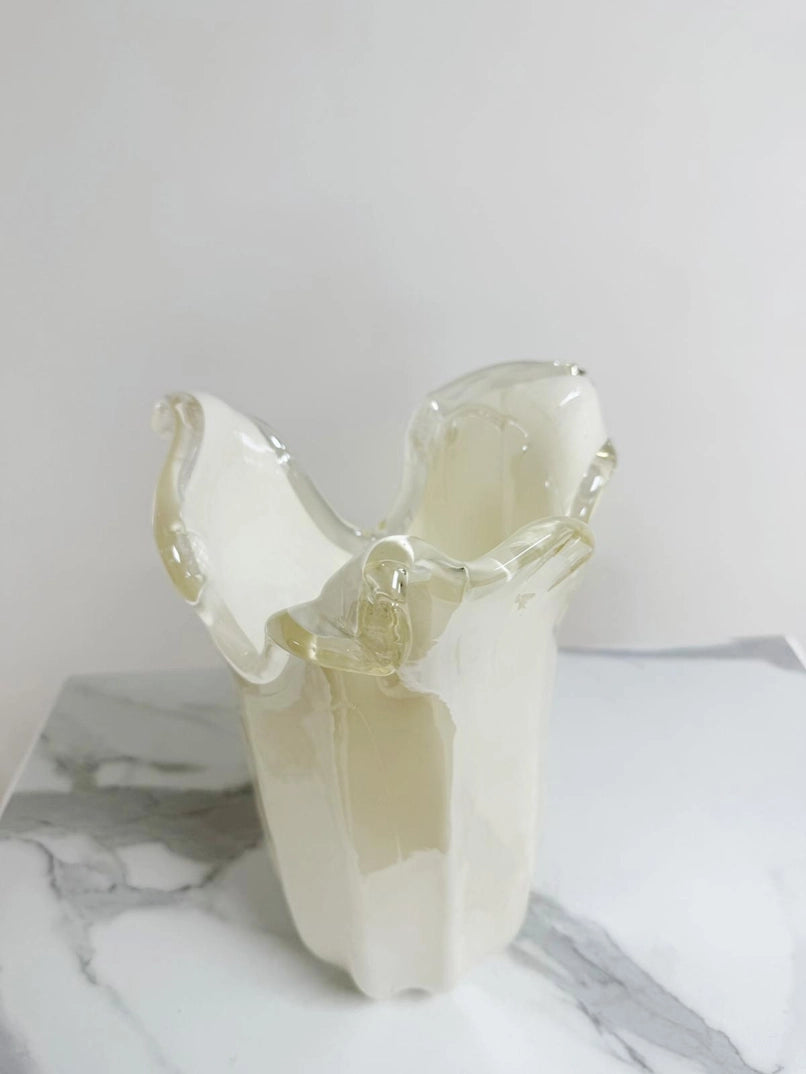 Vaso Tulipano, elfenbenfarvet vase i Murano-glas - H 31 cm.