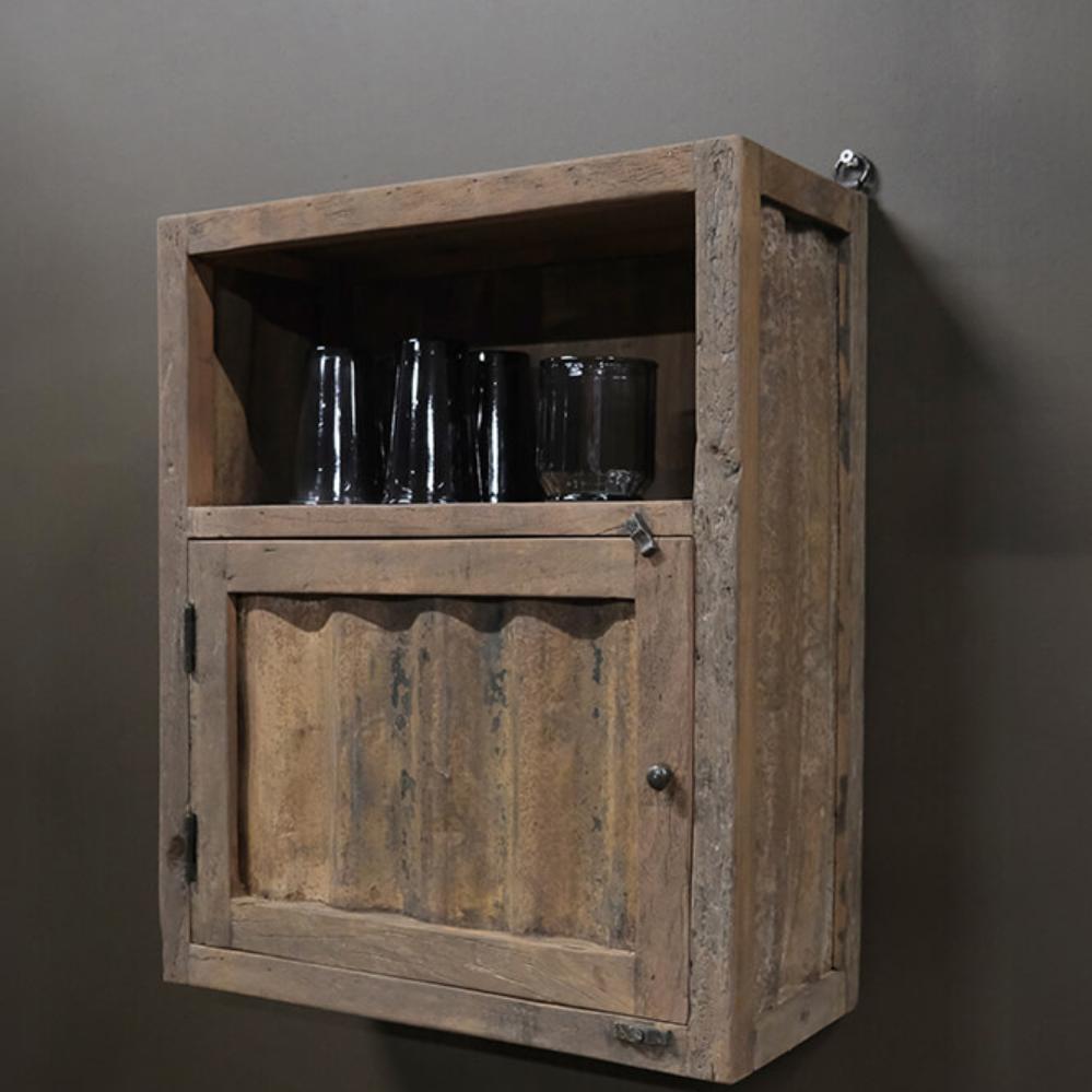 Lille vægskab i træ