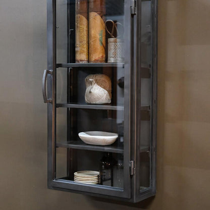 Vægskab i jern og glas