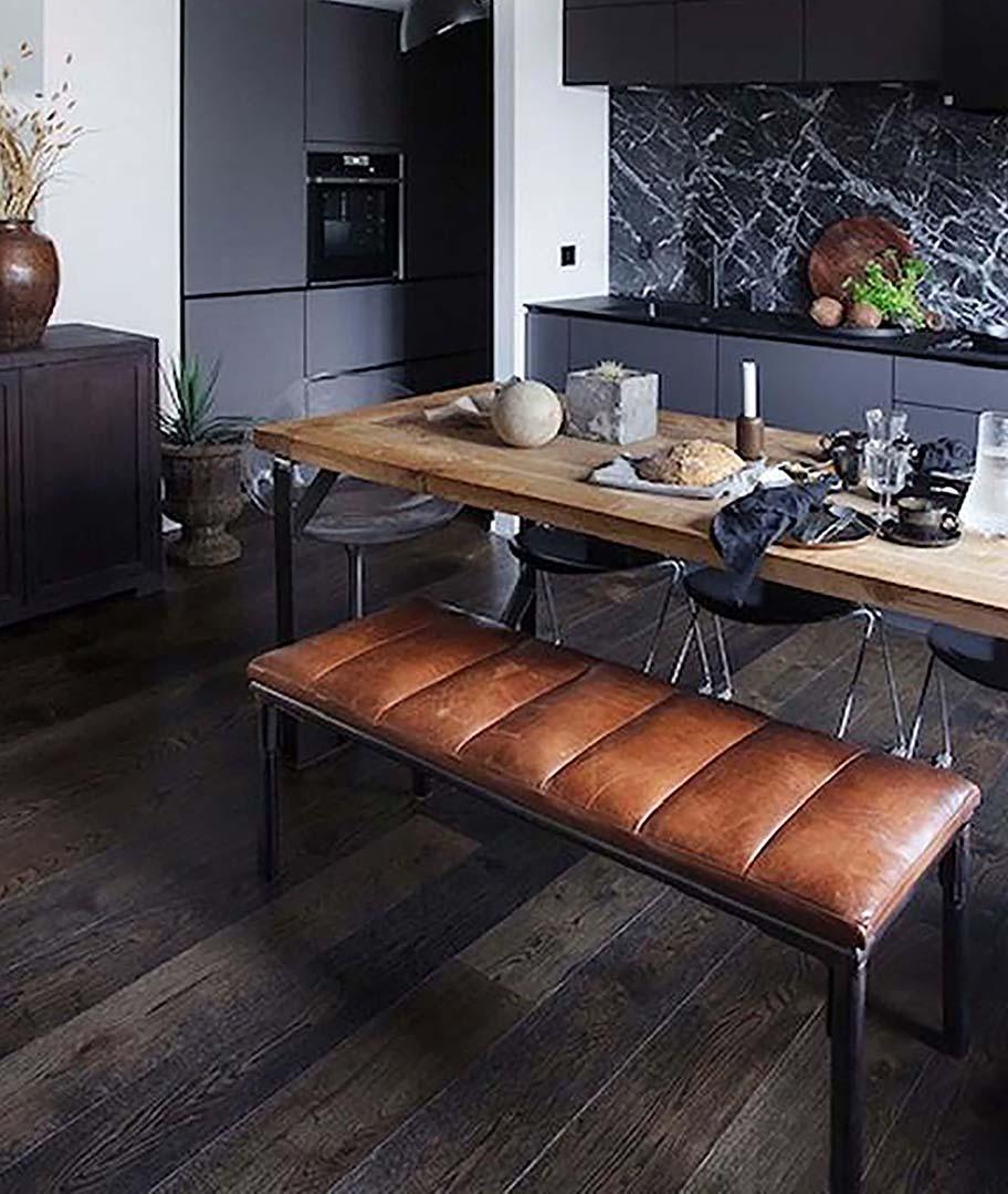 Bænk i jern og læder.