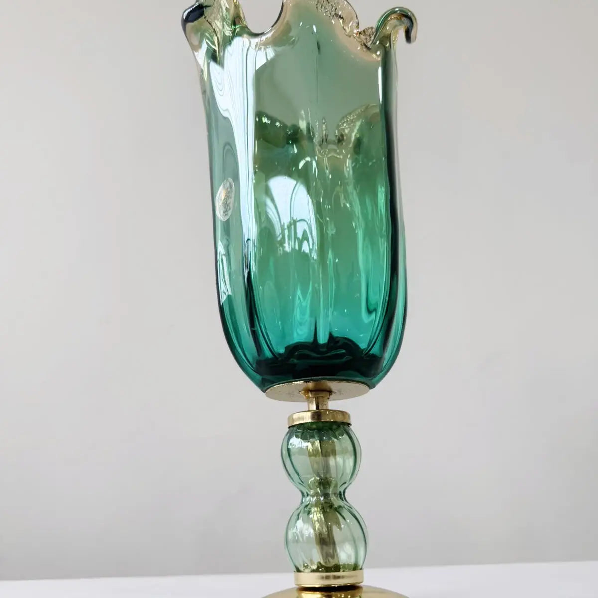 Vaso Venezia, medium, i grøn glasmasse med guldbund - H 37 cm