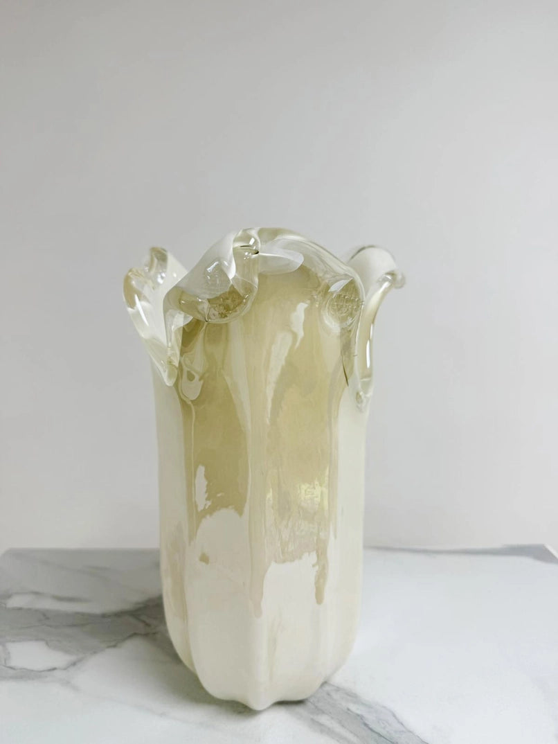 Vaso Tulipano, elfenbenfarvet vase i Murano-glas - H 31 cm.
