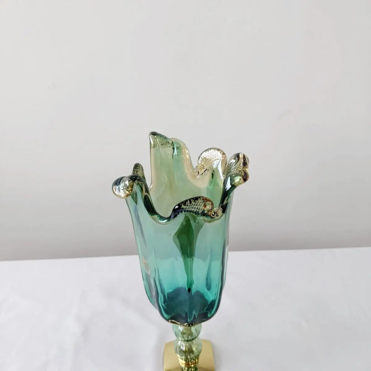 Vaso Venezia, medium, i grøn glasmasse med guldbund - H 37 cm