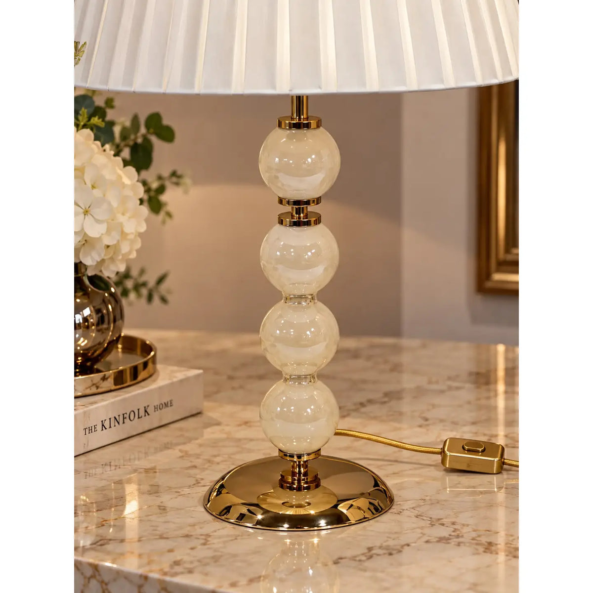 Stor Elizabeth-lampe i elfenben med hvid lampeskærm - H 70 cm.