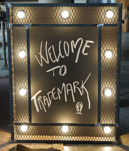 Trademark Living Hollywood vægtavle med cool lys detalje