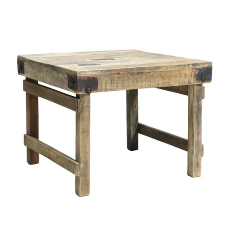 Sidebord af i genbrugstræ