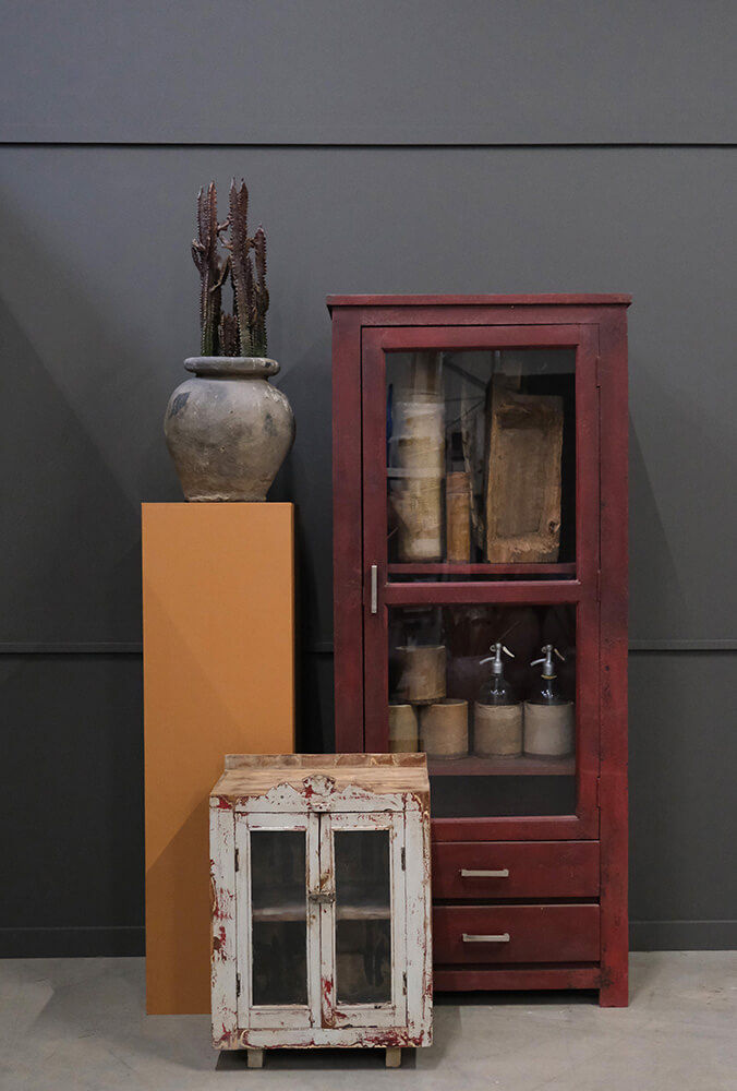 Trademark Living Unika vitrineskab med skøn patina