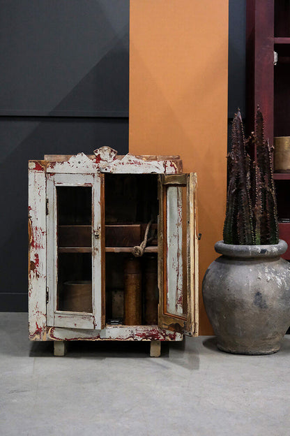 Trademark Living Unika vitrineskab med skøn patina