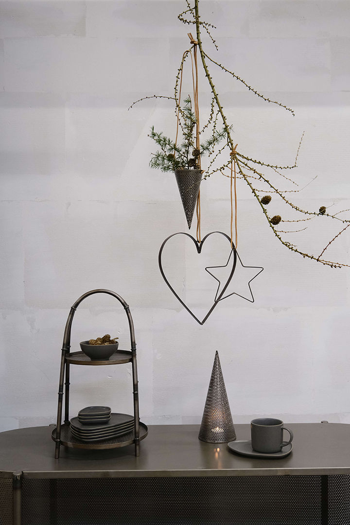 Trademark Living Hjerte med læderstrop - M