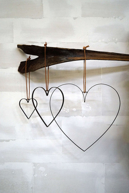 Trademark Living Hjerte med læderstrop - L