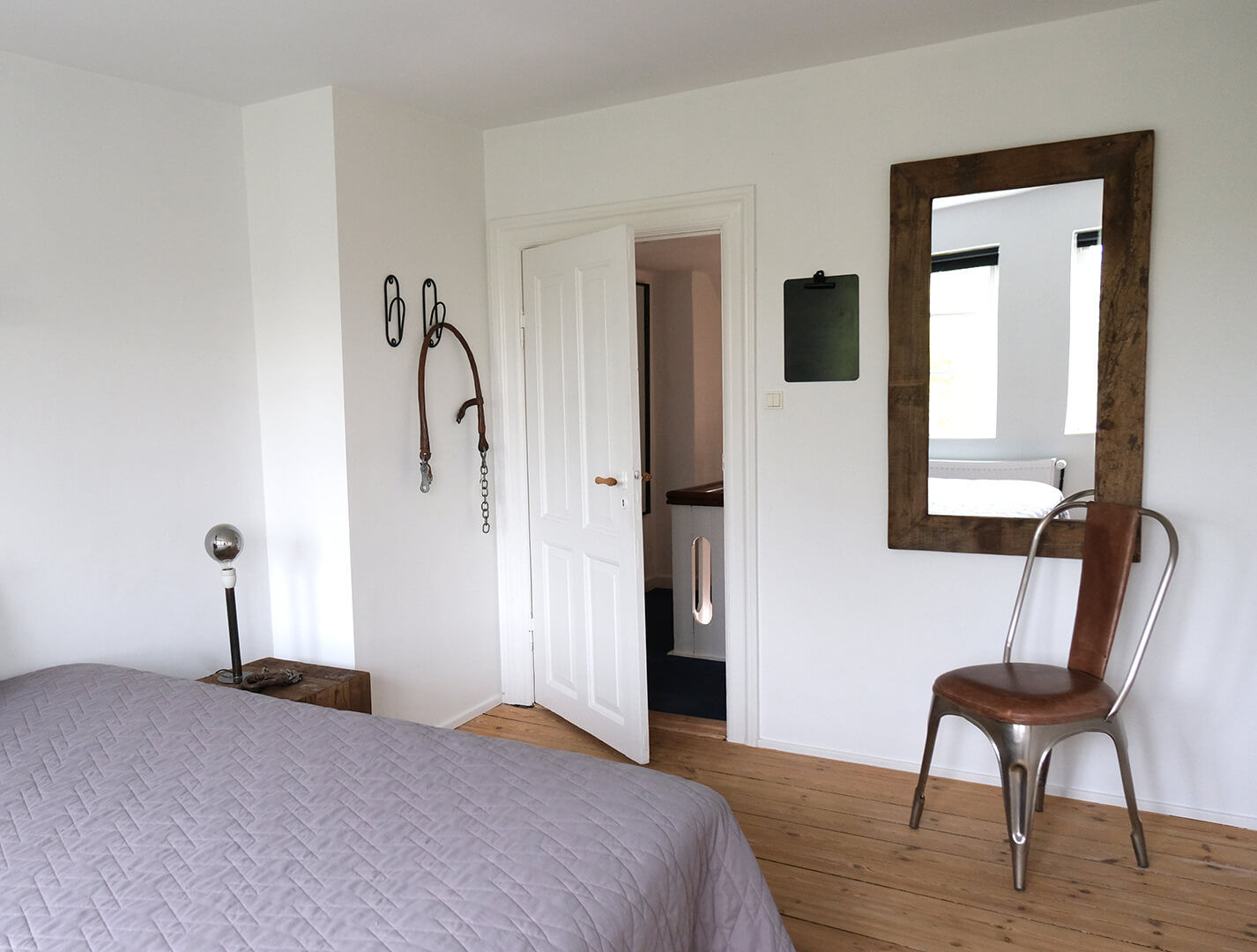 Trademark Living Living polstret spisebordsstol med høj ryg - shiny med læder