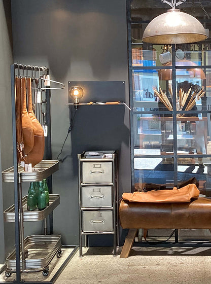 Trademark Living Vega rullebord - jern med klar lak