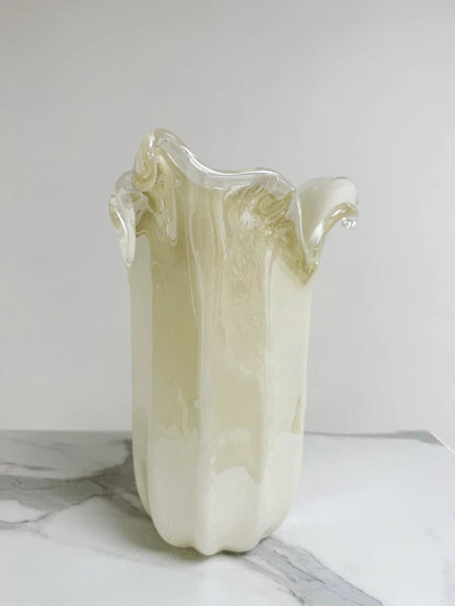 Vaso Tulipano, elfenbenfarvet vase i Murano-glas - H 31 cm.