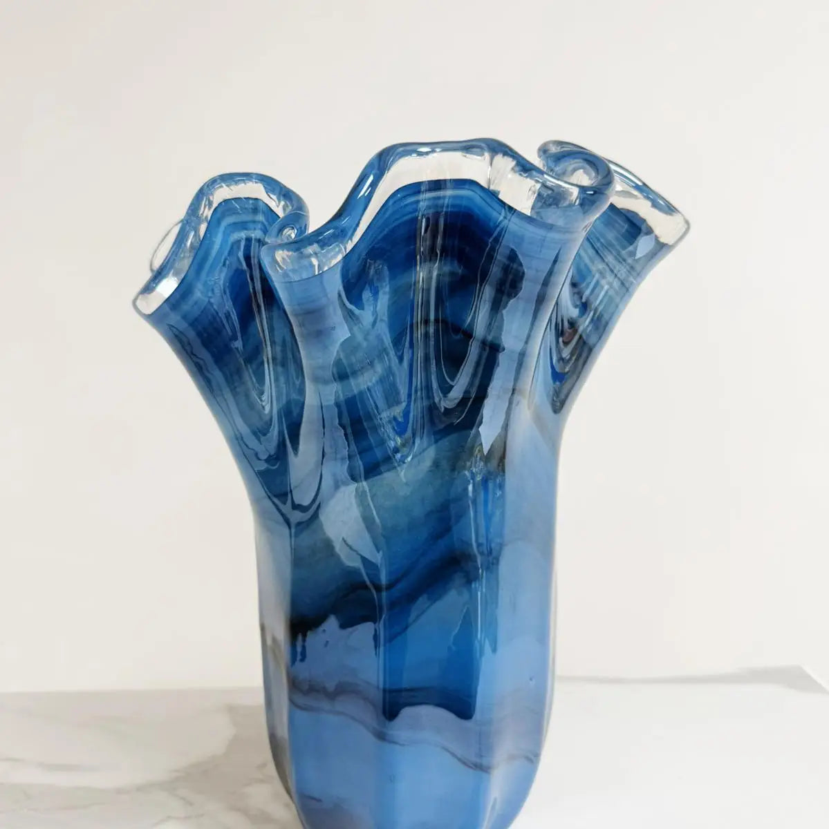 Vaso Fazzoletto - avioblå og sort Muranoglas - H 31 cm