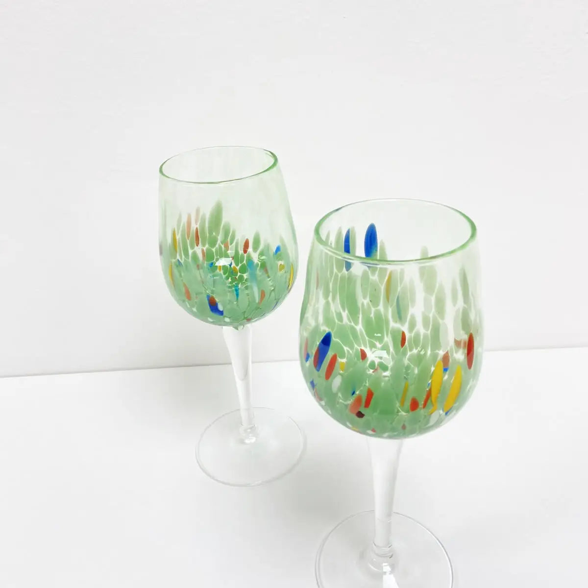 Elegance-grønt vinglas i mundblæst Murano-glas