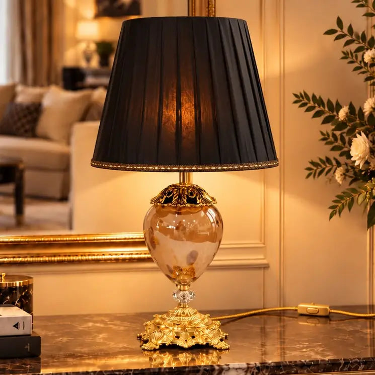 Lille Mary animalprint-lampe med sort lampeskærm