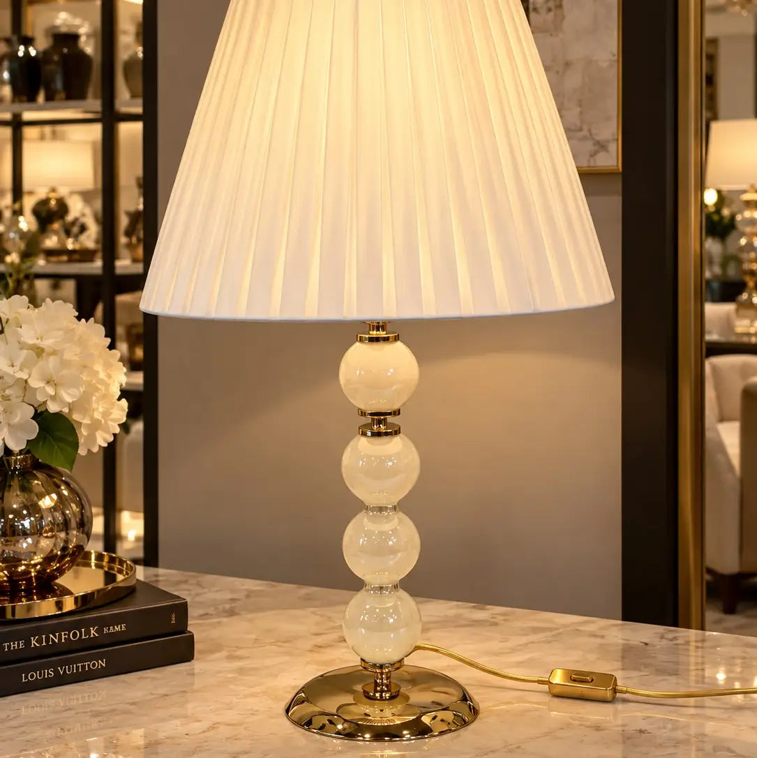 Stor Elizabeth-lampe i elfenben med hvid lampeskærm - H 70 cm.