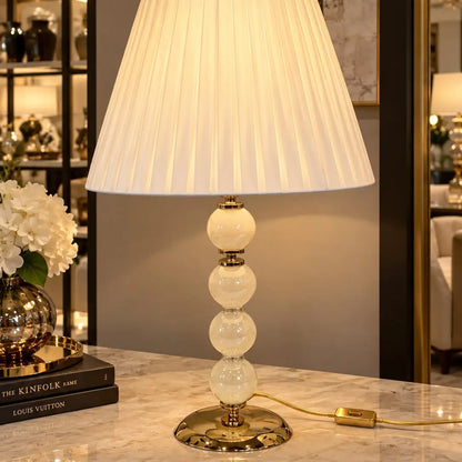 Stor Elizabeth-lampe i elfenben med hvid lampeskærm - H 70 cm.